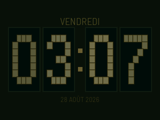 Le cadran nixie à 03:07, atténué pour la nuit.